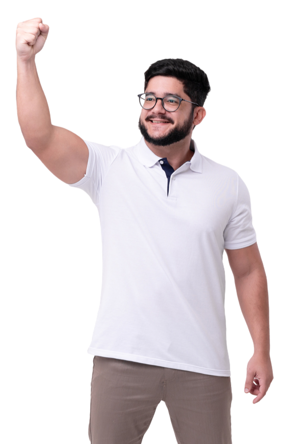 Raposinha, candidato a deputado federal pelo Rio Grande do Norte, com o punho erguido